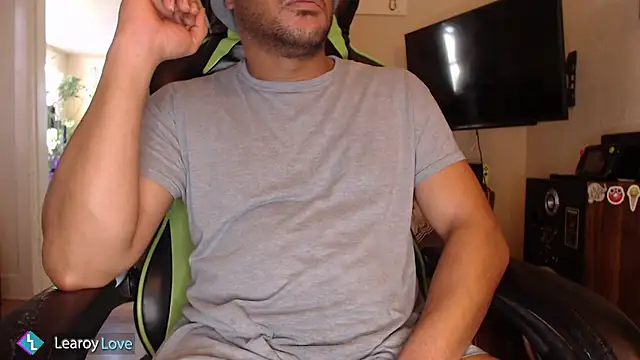 learoy_love (Ask my age) - Cum at goal