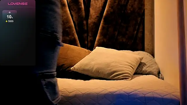 zoe_hugeboobs webcam