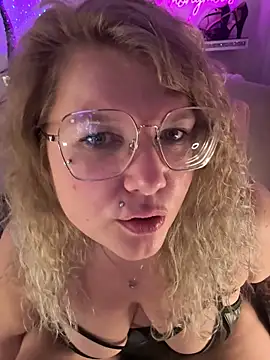 CurvyAnonymousGirl89 webcam