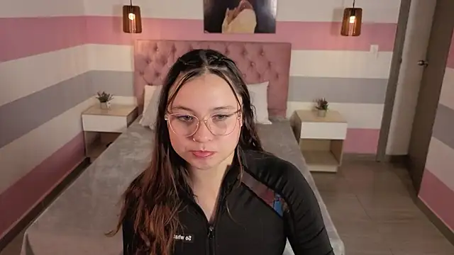 little_emma0 - Little_emma0's free webcam