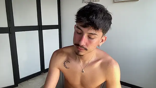 sweettaaron01 webcam