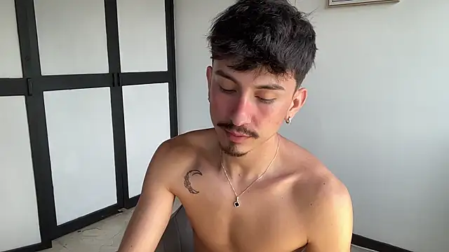 sweettaaron01 webcam