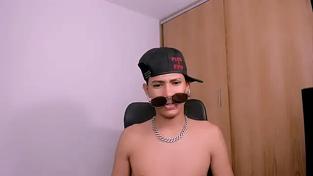 Toy_boy777 webcam