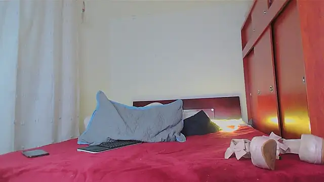 erzsi-moon - Erzsi-Moon's free webcam - UK Sex Cams