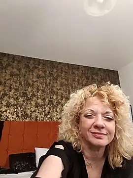 LittleCurlyGirl webcam