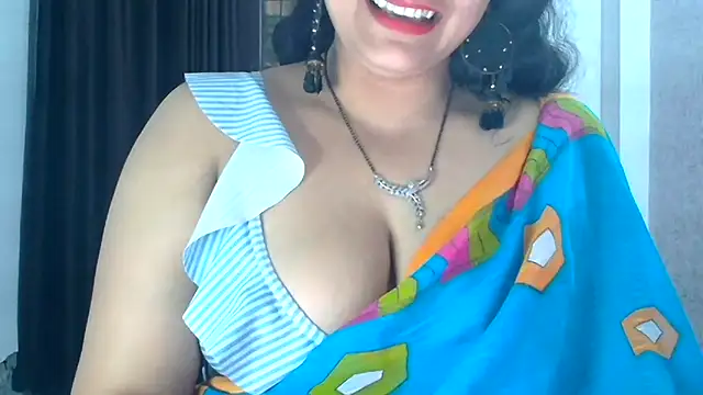 SimmiQueen_77 webcam