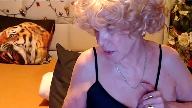 HappyWomanOn webcam