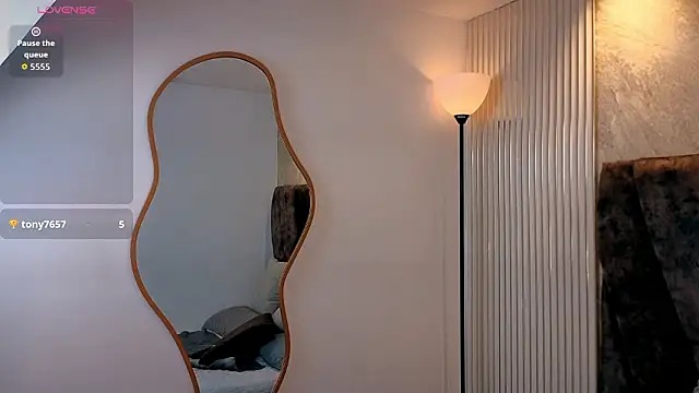 zoe_hugeboobs webcam