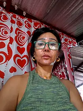 sweetieme from StripChat is Freechat