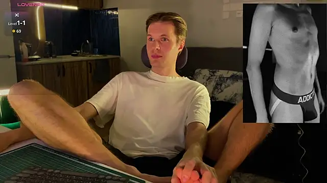 leonnextdoor (M young) - Play with nipples topless 10 min