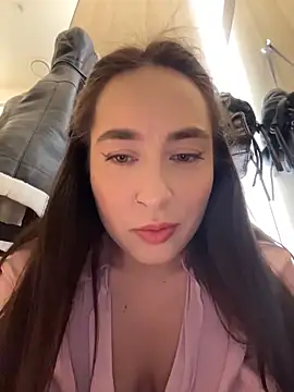 holly_play (F young) - A love message in public