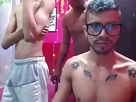 LATINS_HUGECOCK webcam