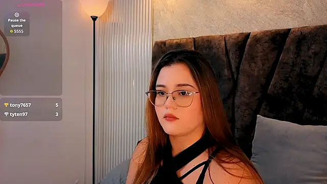 zoe_hugeboobs webcam