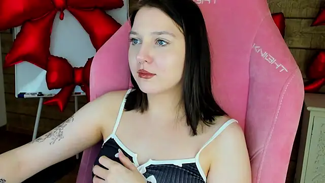 Live webcam thumbnail of TinnaBurton from . Watch my show!