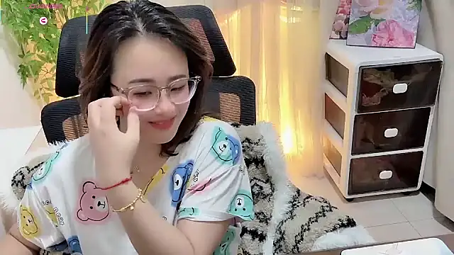 美女NEWONETO在线直播