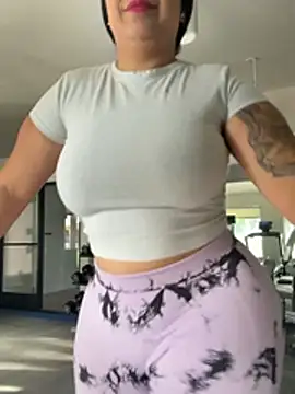 latina_curvy22 webcam