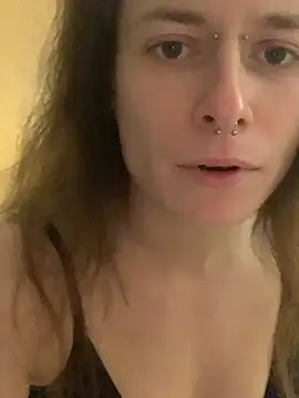 GoldenPussy1329 webcam