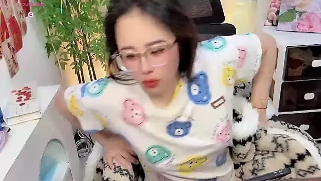 美女NEWONETO在线直播