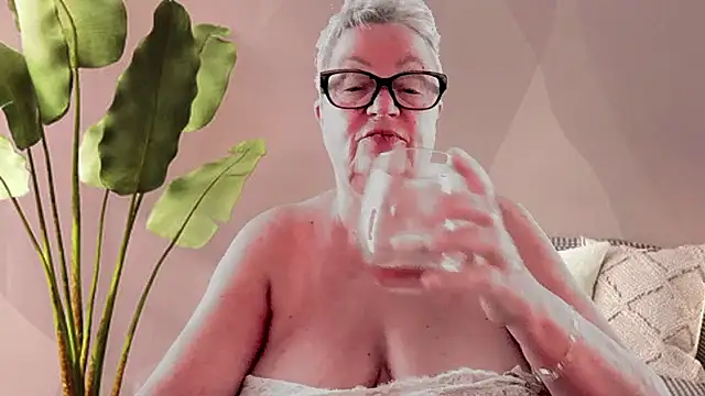 Mystery-Grandmother webcam