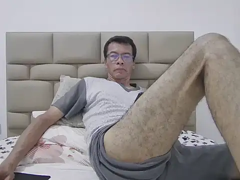 skinnylatino51 webcam