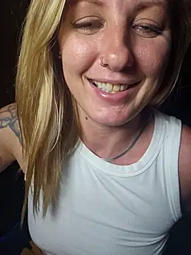 SheIsSomething webcam