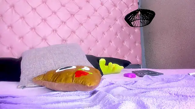 Sara_Burningg webcam