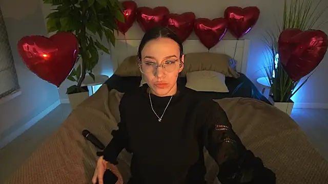 NikkiGoldSide webcam