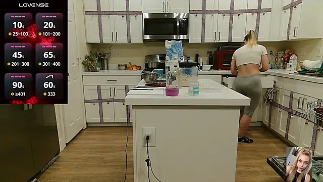 Blondiewithanass webcam