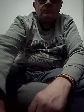 Live webcam thumbnail of Bretoncool from fr. Watch my show!