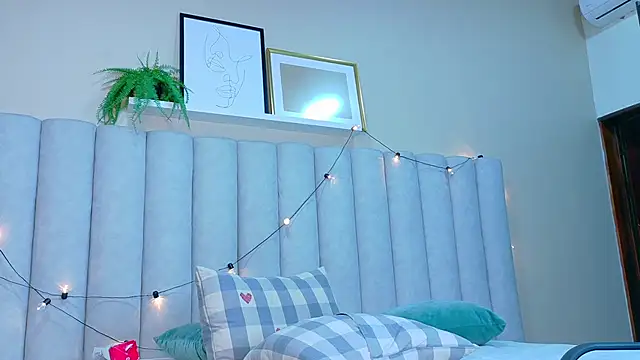 emmalou__ - EmmaLou__'s free webcam - UK Sex Cams