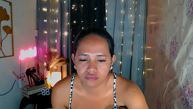 lorainnelustts - Lorainnelustts's free webcam - UK Sex Cams