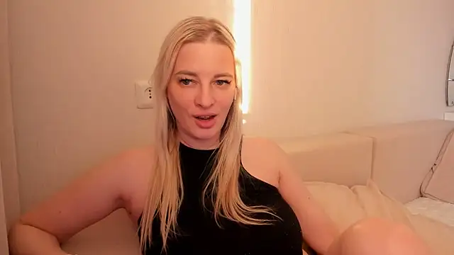 THE_GOLDEN_WOMAN webcam