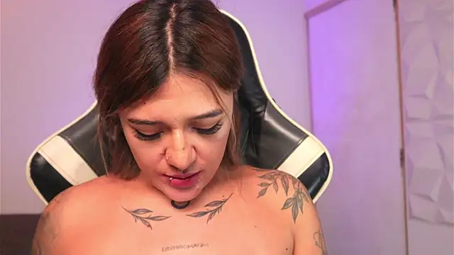 ashleyvalirya webcam