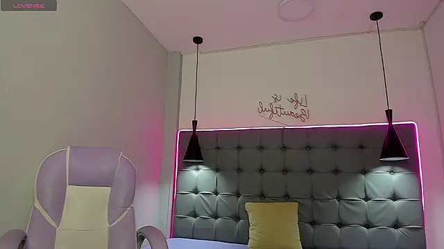 scarletcherry18 webcam