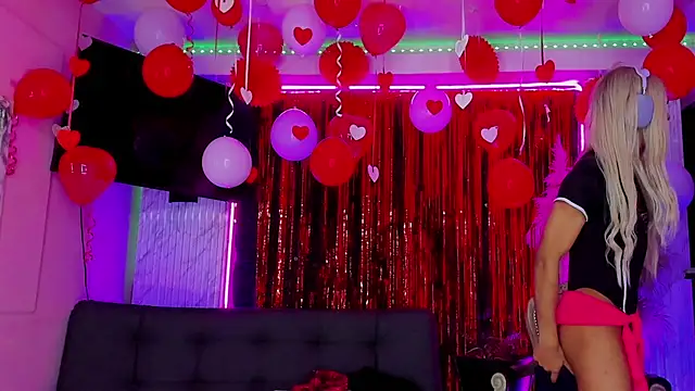 Queens_Wonders_Blonders webcam