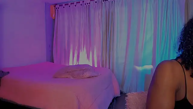 LaGoldenBitch webcam