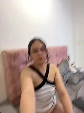 Webcam Model (Annie_bonnie_)  is live.Free join now!