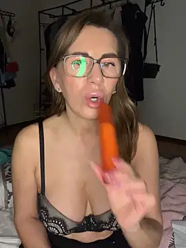 Webcam Model (NaughtyMilla)  is live.Free join now!