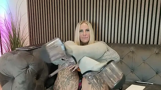 Lara-CumKitten webcam