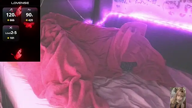 Blondiewithanass webcam