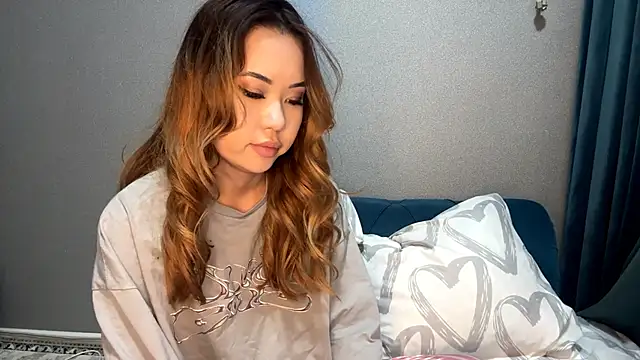 Ur_neighbor_Kira webcam