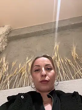 vikabunny1 (Ask my age) - tease tits in PUBLIC 😳🔥LT control toy