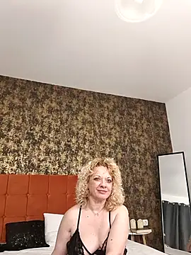 LittleCurlyGirl webcam