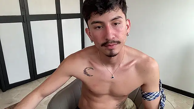 sweettaaron01 webcam