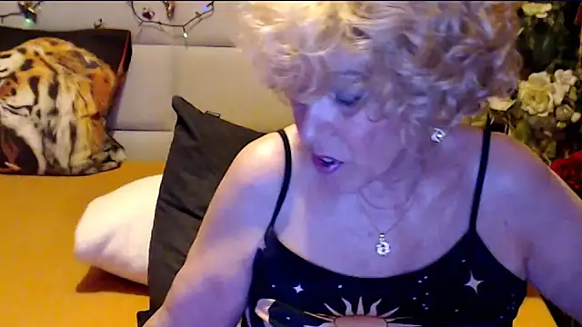 HappyWomanOn webcam