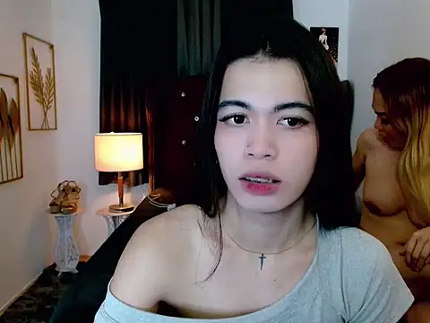 hollyyumiloove webcam