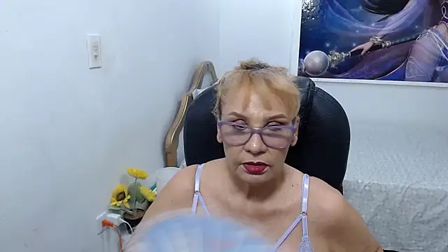 emiliaa_hot