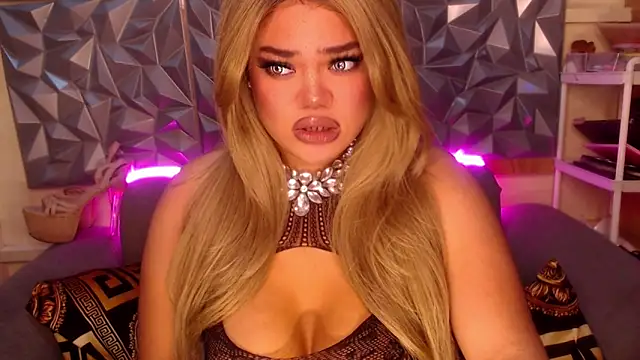 AlwaysHornyMia webcam