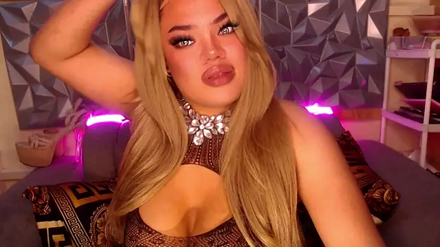 AlwaysHornyMia webcam