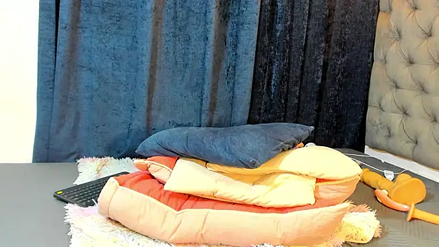 nahiroby_ebony webcam